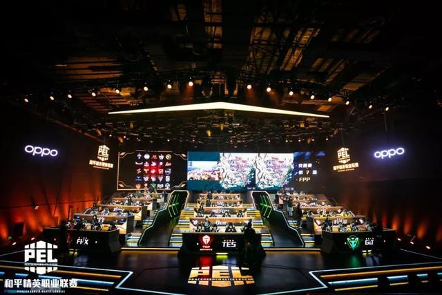 左右球员在 左右球员在